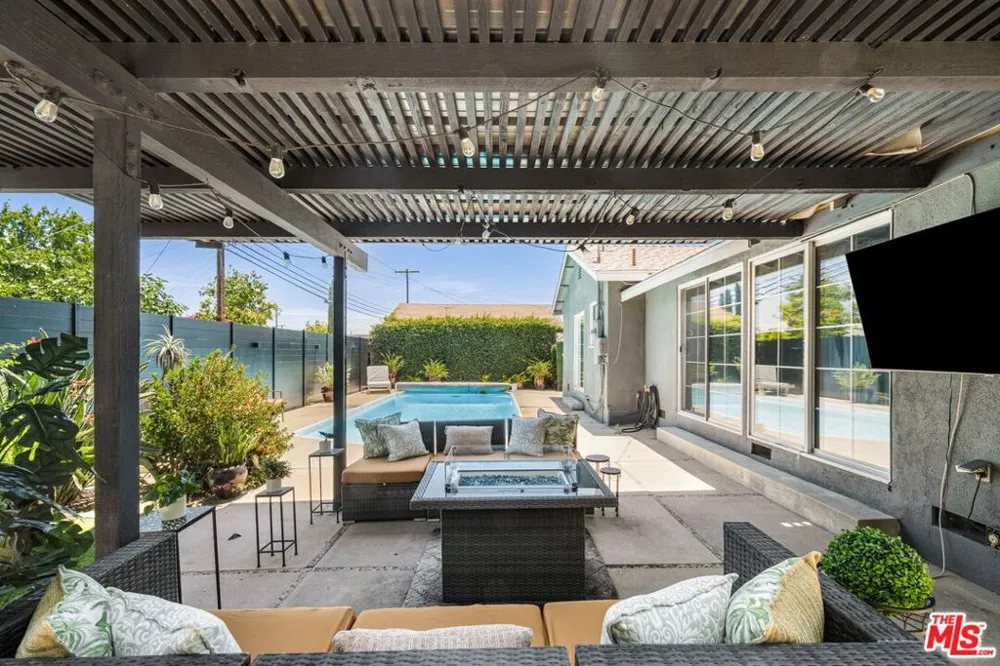 9134 Swinton Avenue North Hills, CA 91343