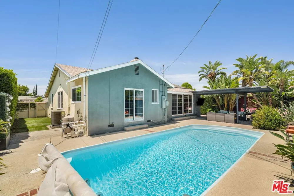 9134 Swinton Avenue North Hills, CA 91343