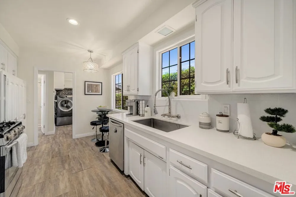 9134 Swinton Avenue North Hills, CA 91343