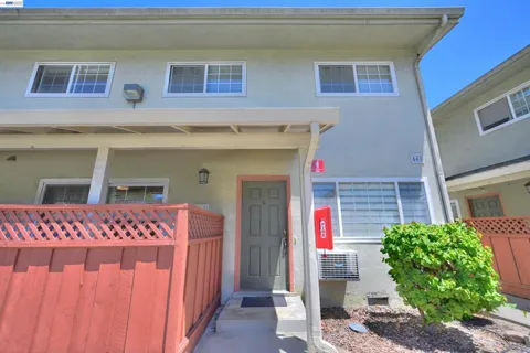 660 Fargo Ave #6