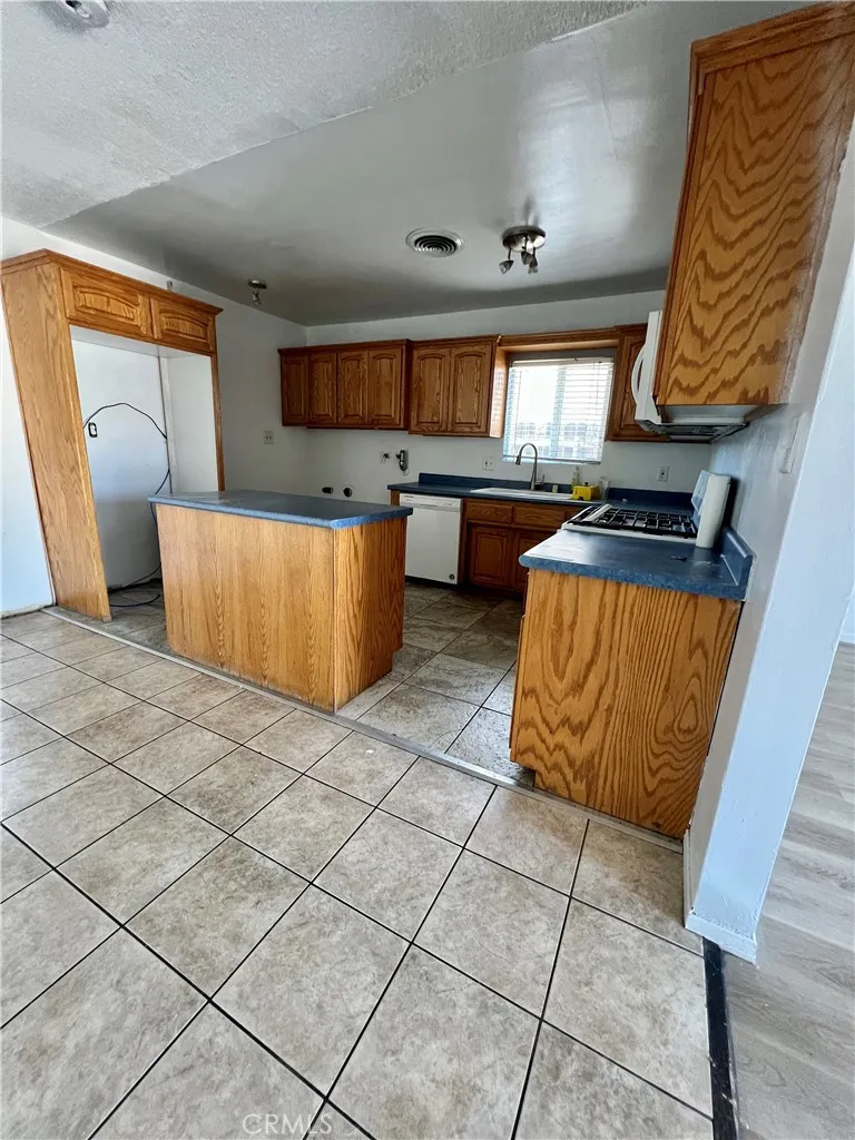 7142 Church Highland, CA 92346