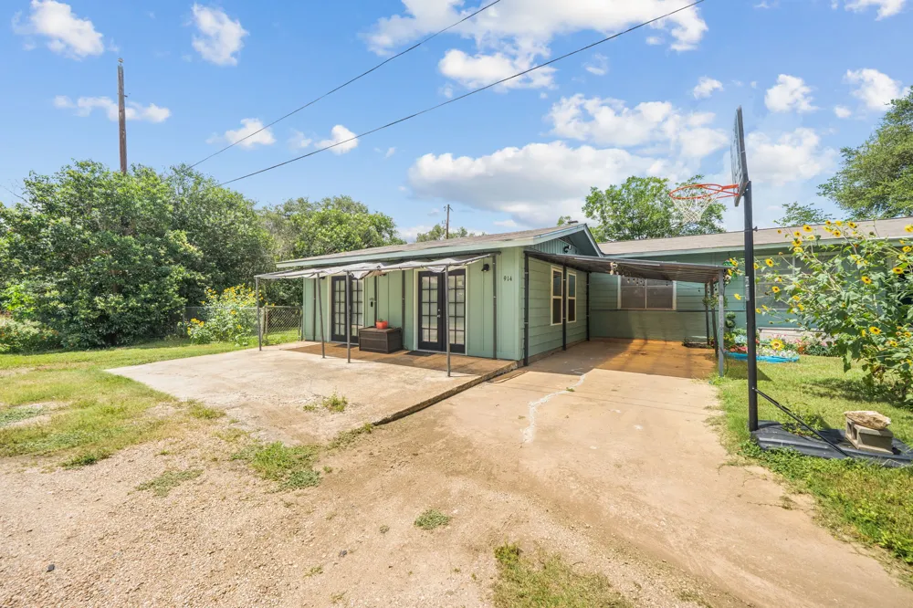 914 6th Street Blanco, TX 78606