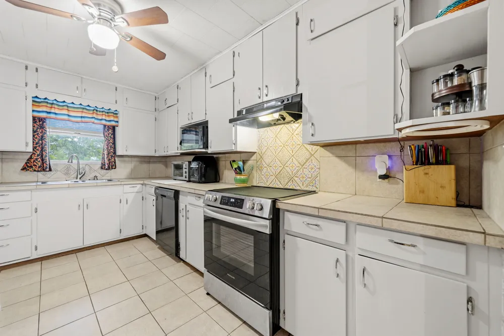 914 6th Street Blanco, TX 78606