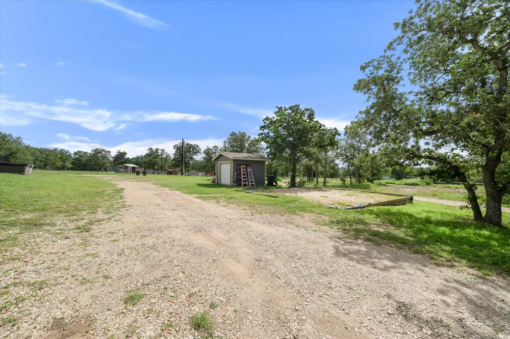 2755 Washburn Road Luling, TX 78648