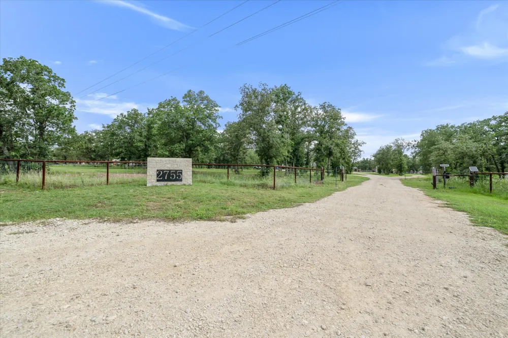 2755 Washburn Road Luling, TX 78648