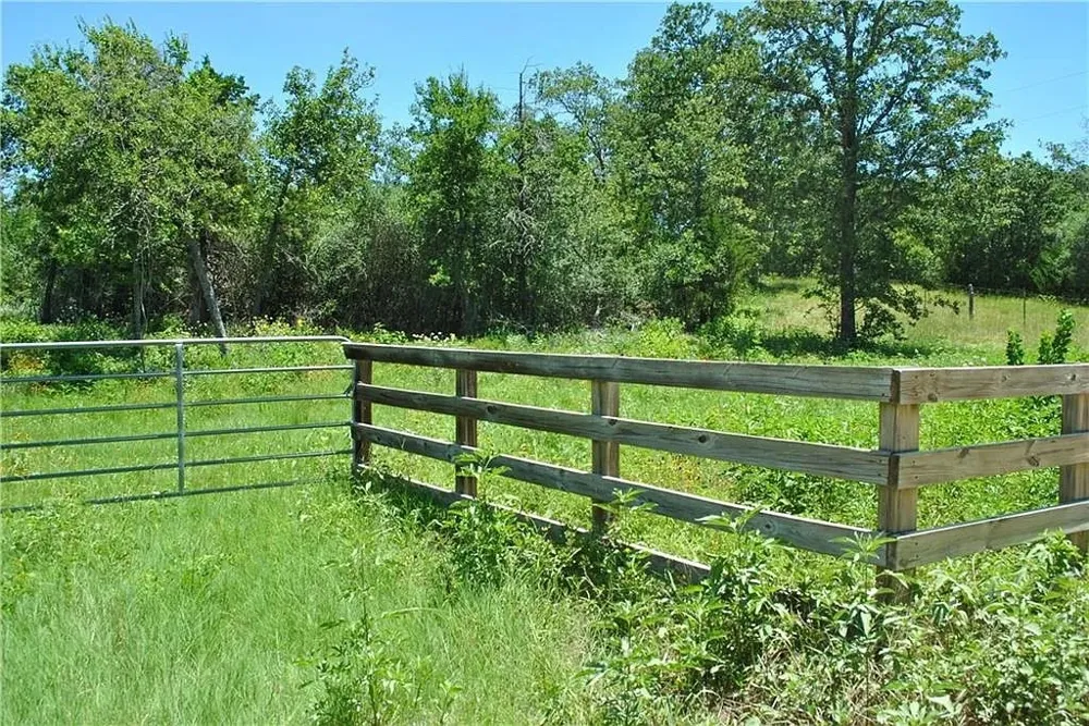 21741 E Interstate 10 Luling, TX 78648