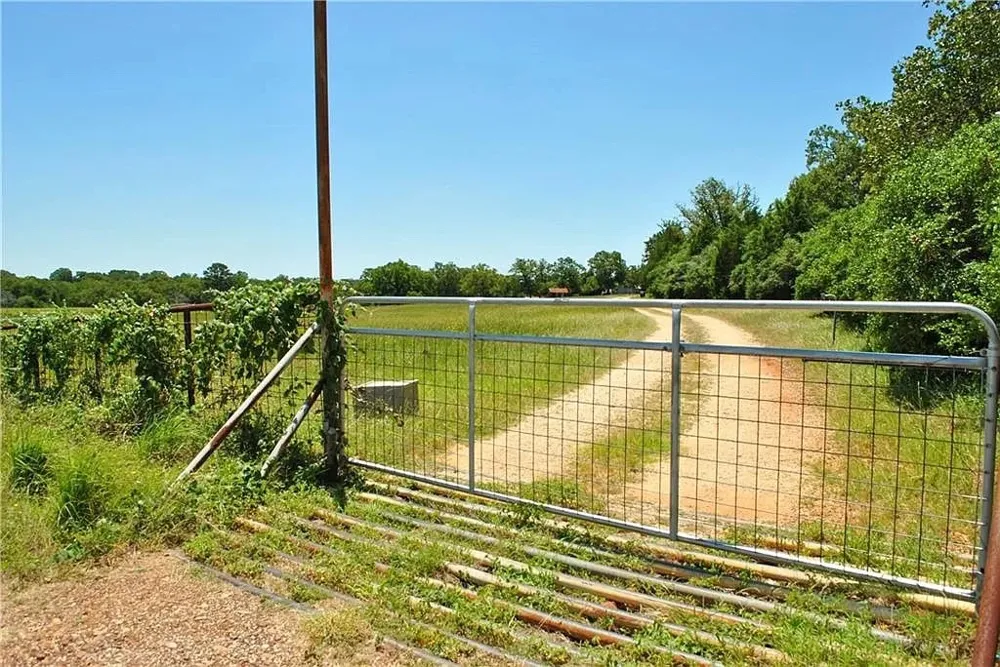 21741 E Interstate 10 Luling, TX 78648