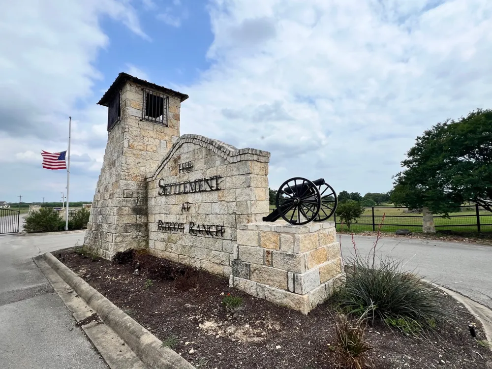 17 Settlement Way Luling, TX 78648