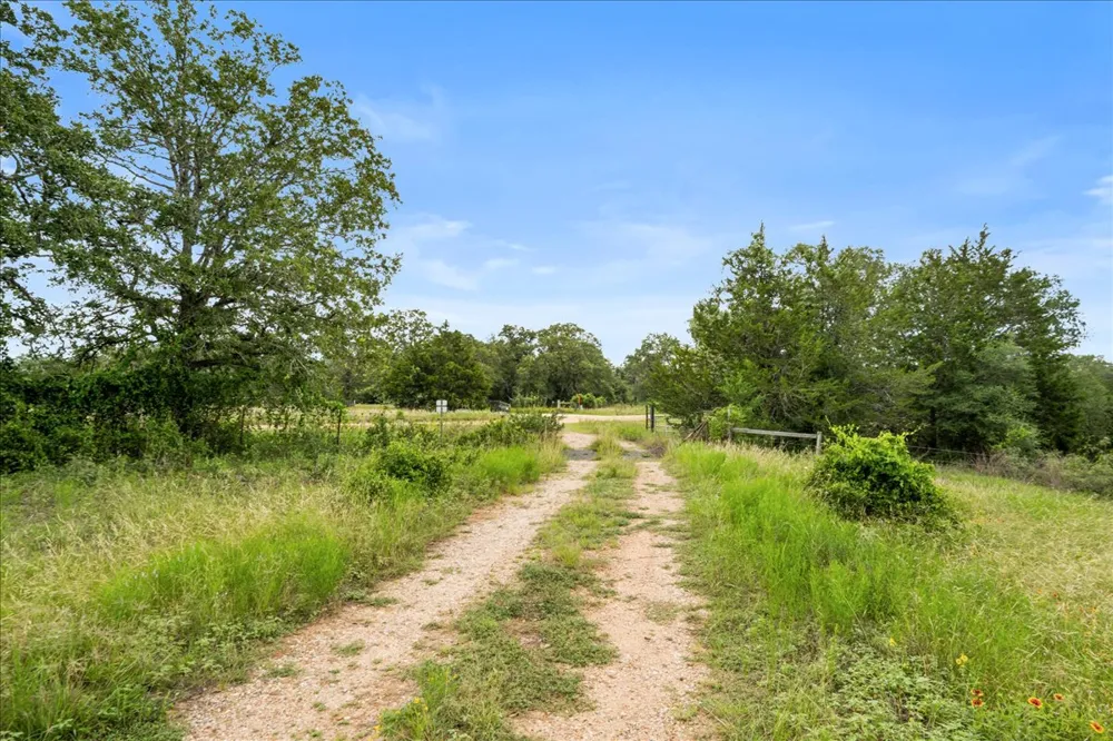 8413 Mach Road La Grange, TX 78945