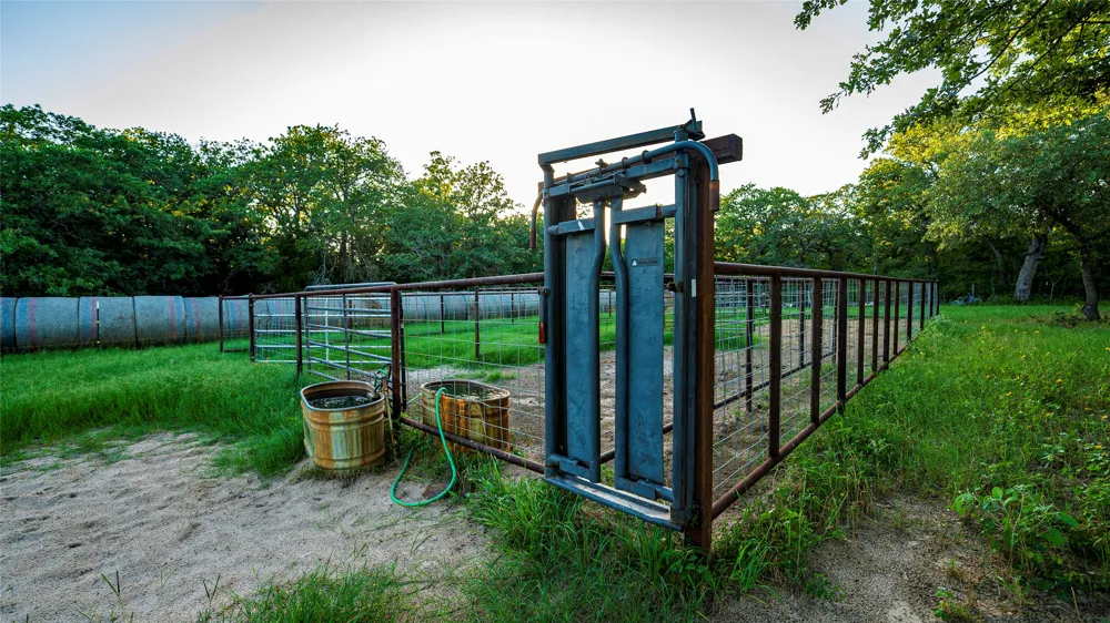 1462 County Road 313 Lexington, TX 78947