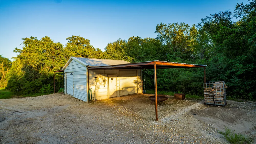 1462 County Road 313 Lexington, TX 78947