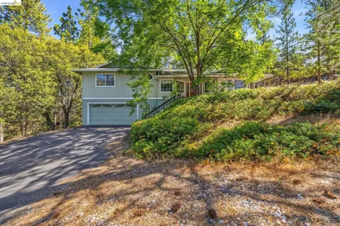 12033 Hillhurst Cir