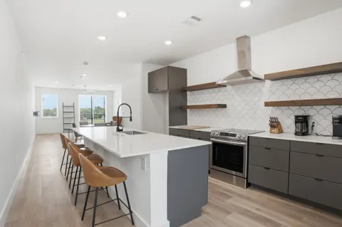 2709 E 5th Street #1306