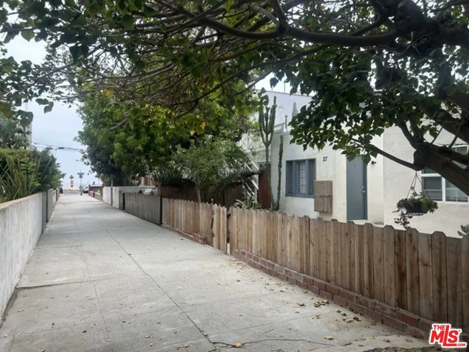 27 Eastwind Street #7 Marina del Rey, CA 90292