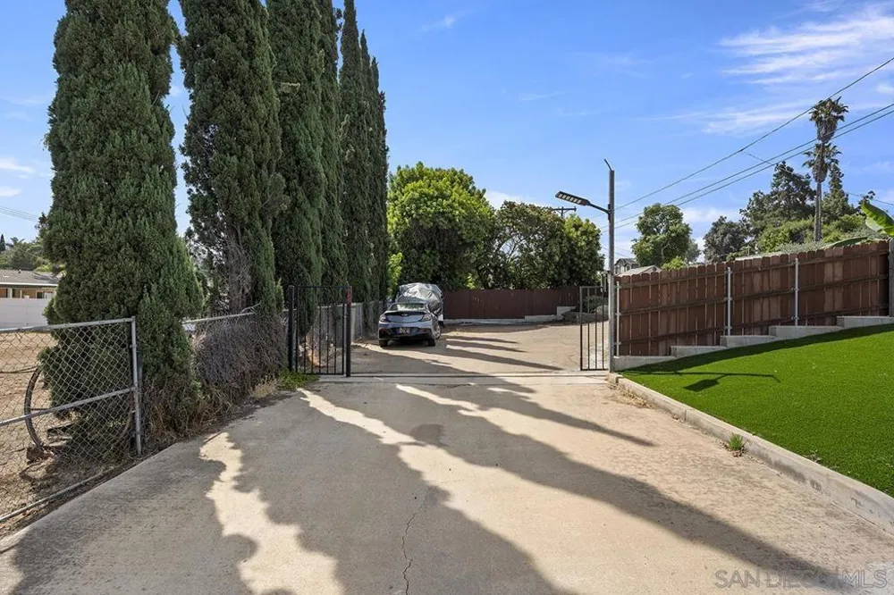 1157 Via Loma Vista El Cajon, CA 92019