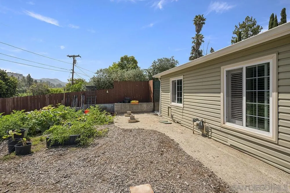 1157 Via Loma Vista El Cajon, CA 92019