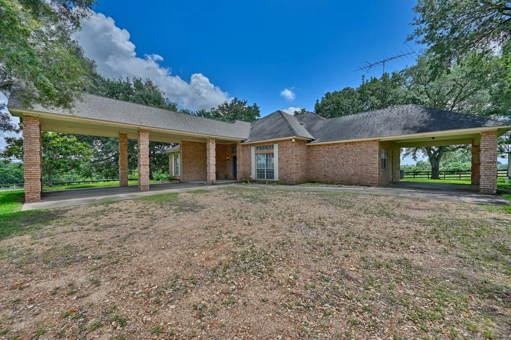 1552 Holub Road Schulenburg, TX 78956