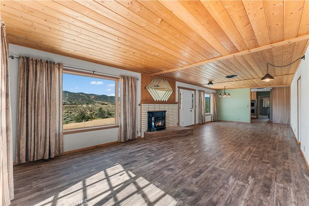 9715 Northside Leona Valley, CA 93551