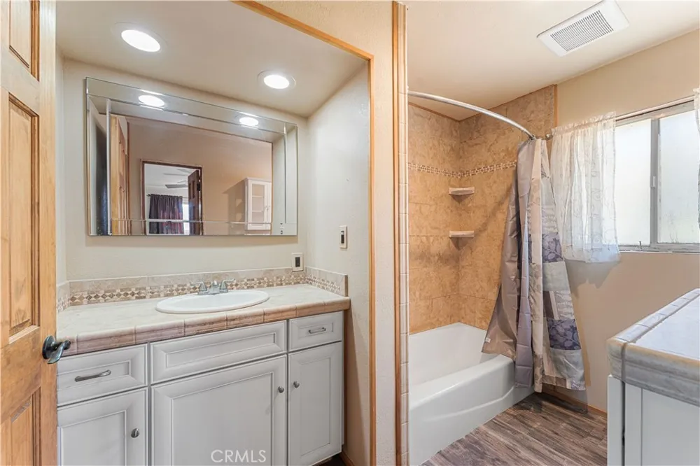 9715 Northside Leona Valley, CA 93551