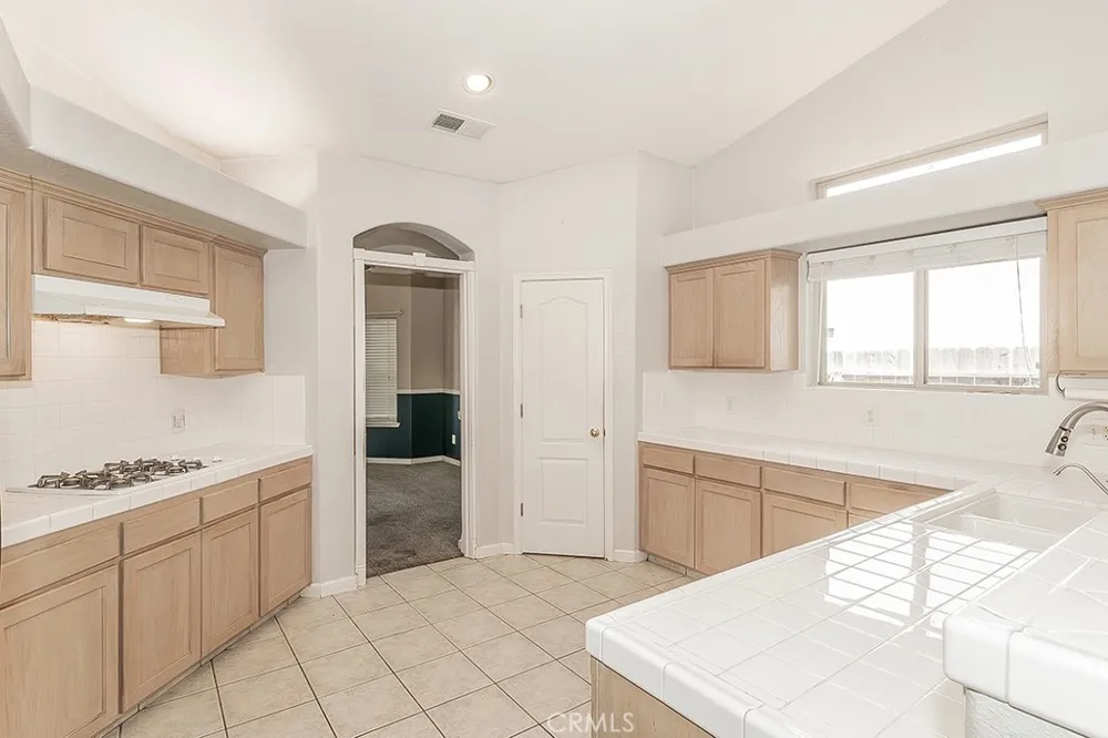 6589 E Michigan Fresno, CA 93727