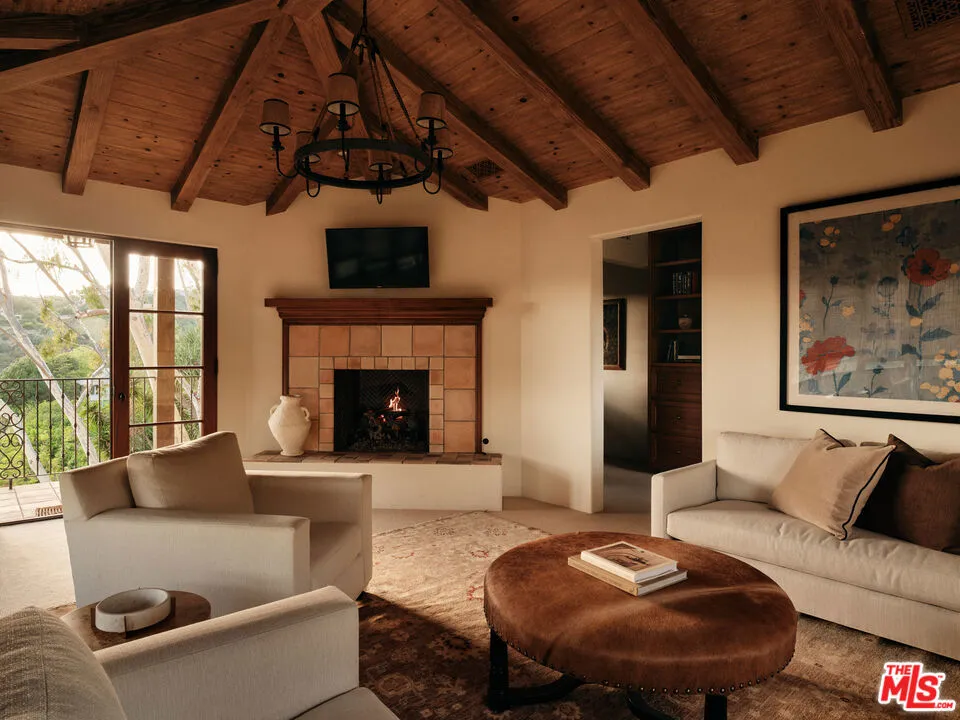 10939 Chalon Road Los Angeles, CA 90077