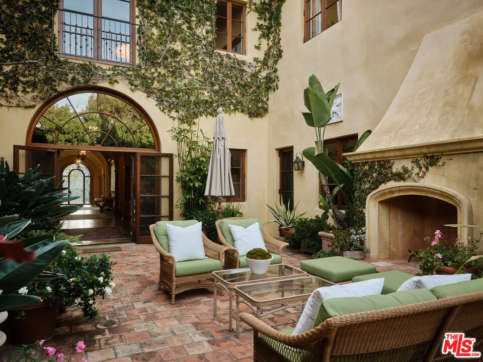10939 Chalon Road Los Angeles, CA 90077