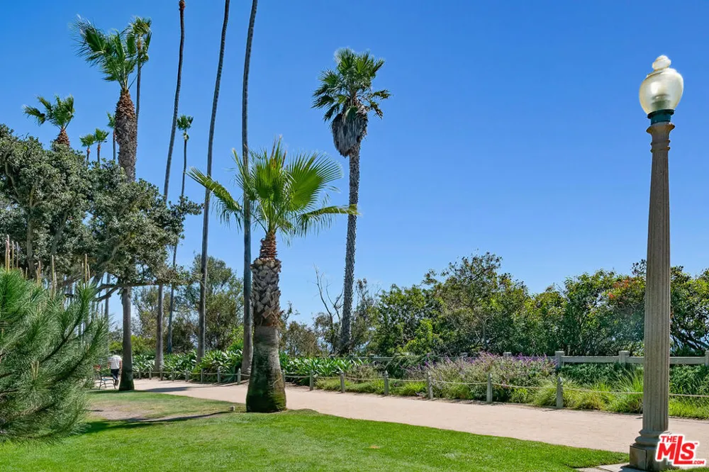 207 Ocean Ave Ext Santa Monica, CA 90402