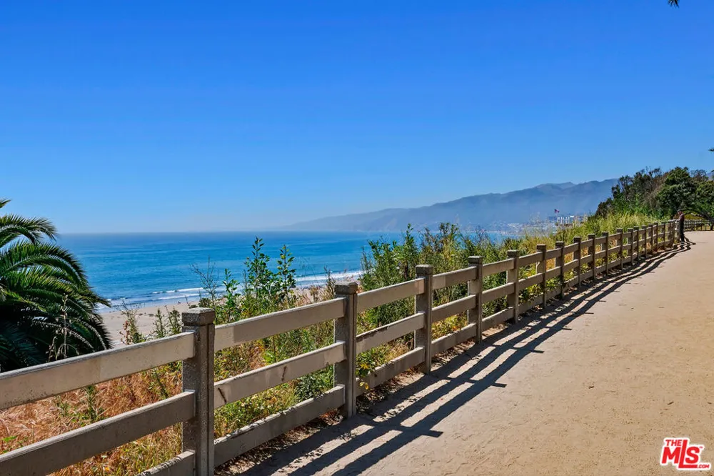 207 Ocean Ave Ext Santa Monica, CA 90402