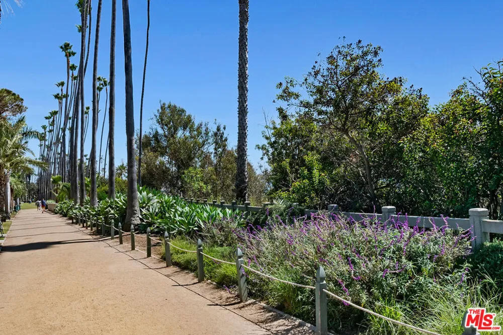 207 Ocean Ave Ext Santa Monica, CA 90402