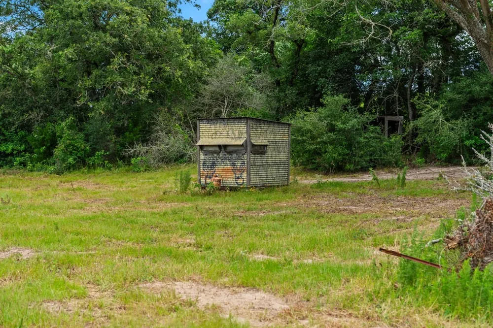 1910 E County Road 415 Lexington, TX 78947