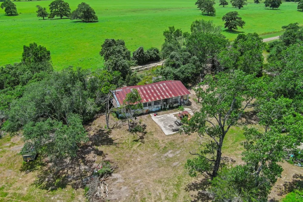 1910 E County Road 415 Lexington, TX 78947