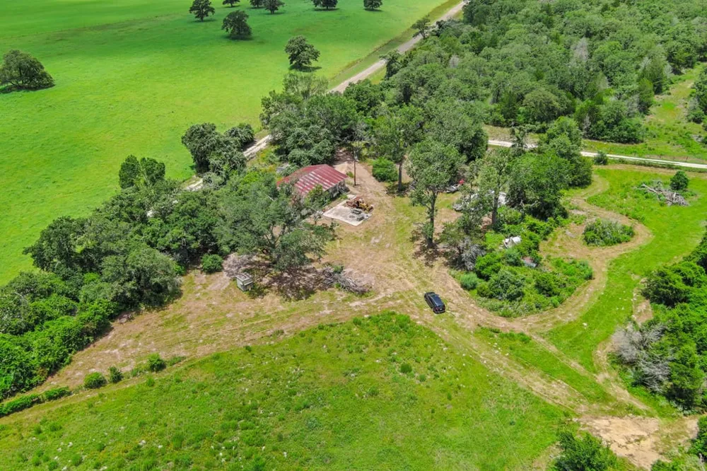 1910 E County Road 415 Lexington, TX 78947
