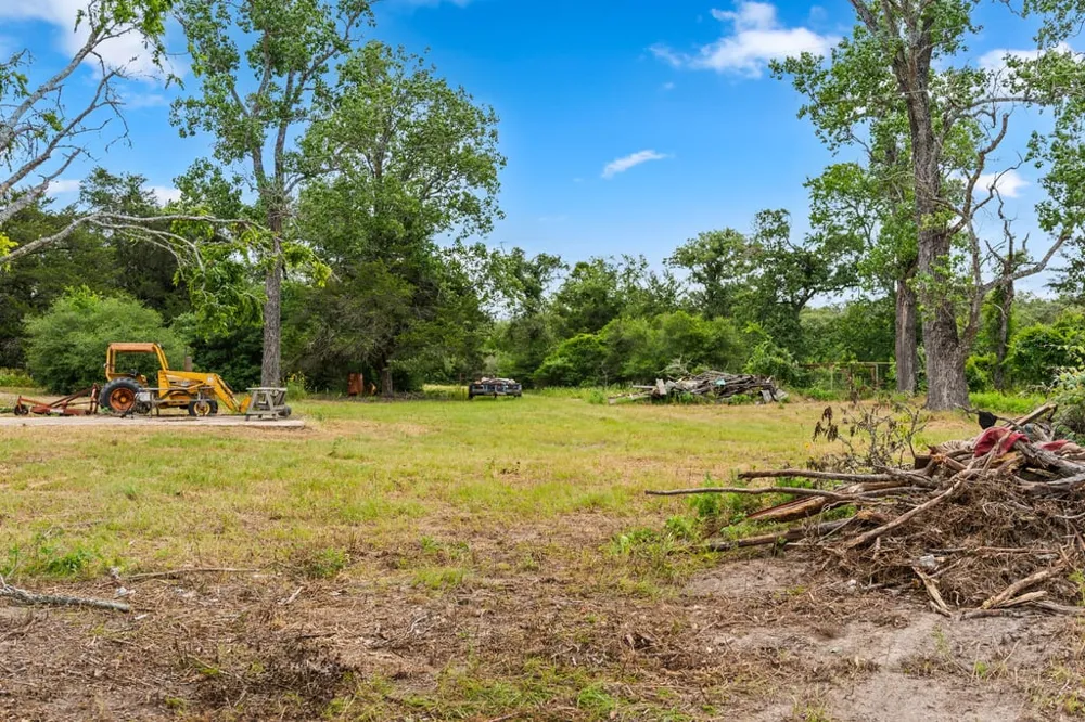1910 E County Road 415 Lexington, TX 78947