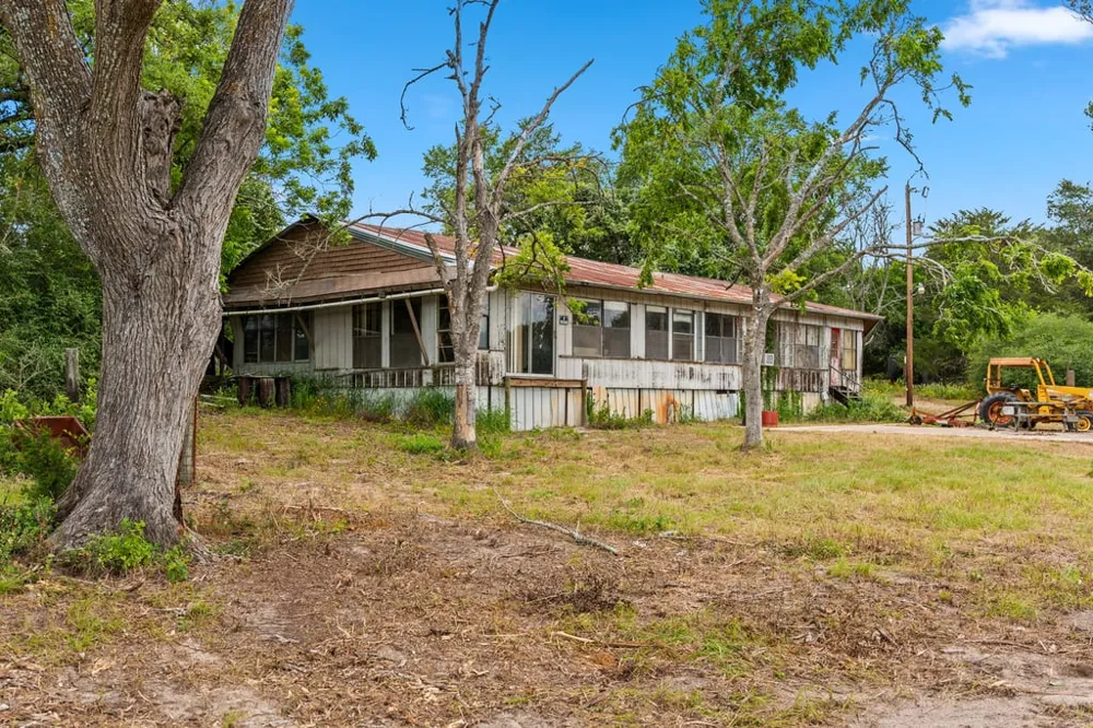 1910 E County Road 415 Lexington, TX 78947