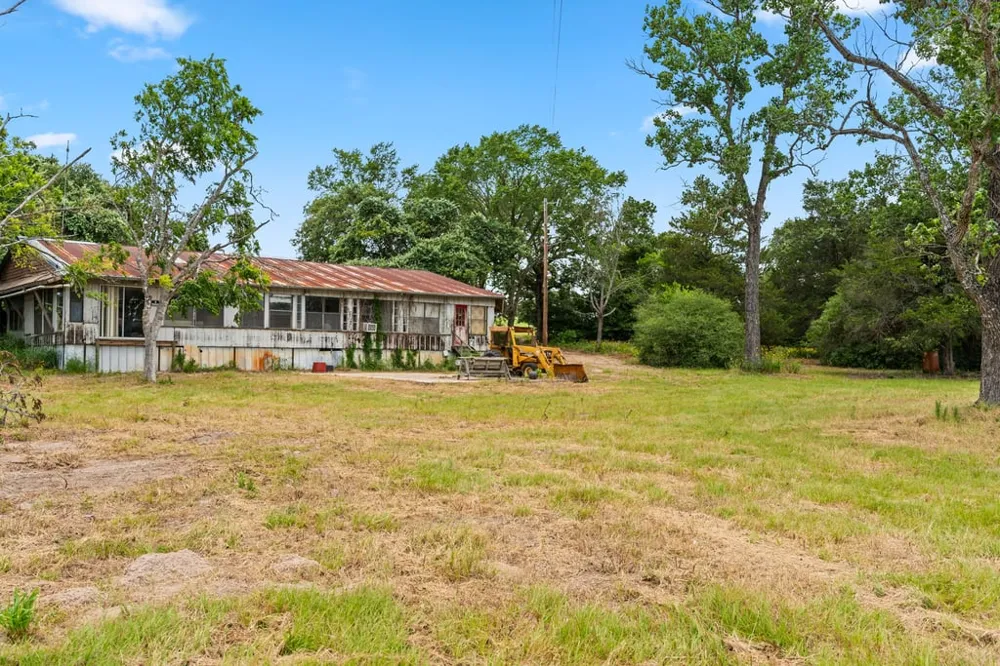 1910 E County Road 415 Lexington, TX 78947