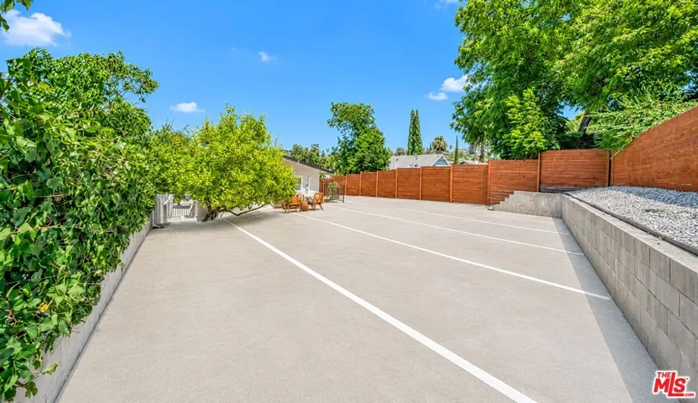 829 El Paso Drive Los Angeles, CA 90042