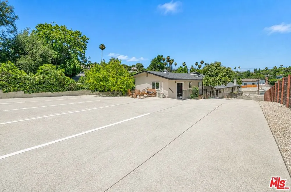 829 El Paso Drive Los Angeles, CA 90042