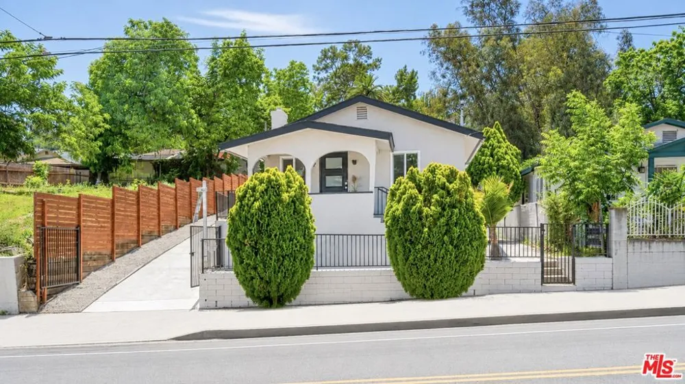 829 El Paso Drive Los Angeles, CA 90042