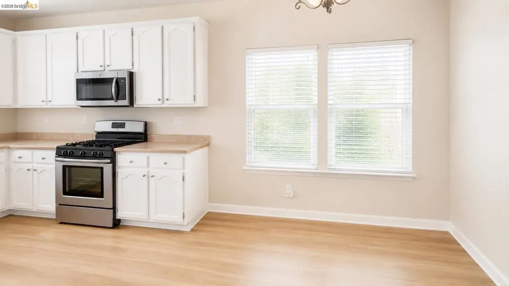 62 W Brookside Dr Cloverdale, CA 95425