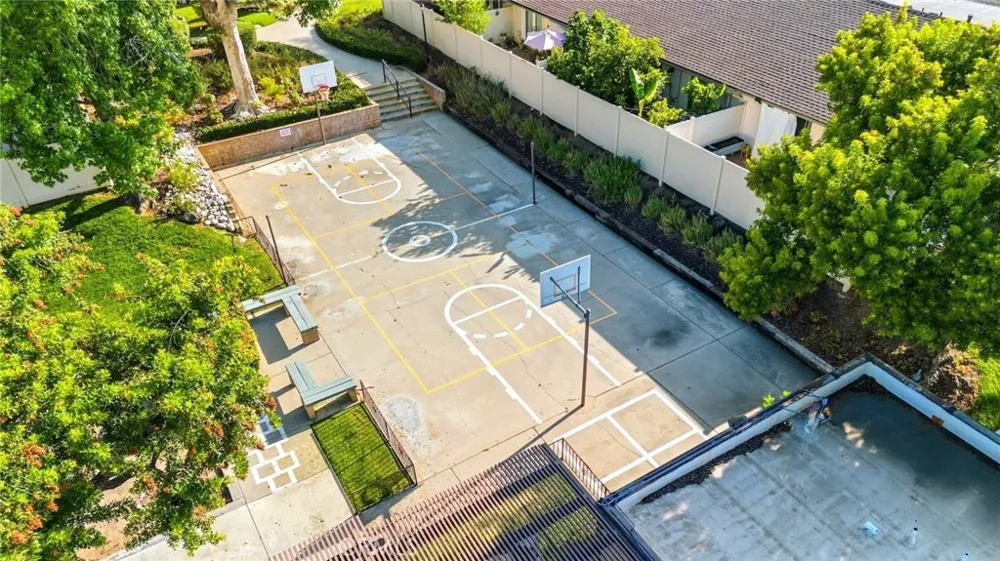 836 E Ponderosa Azusa, CA 91702