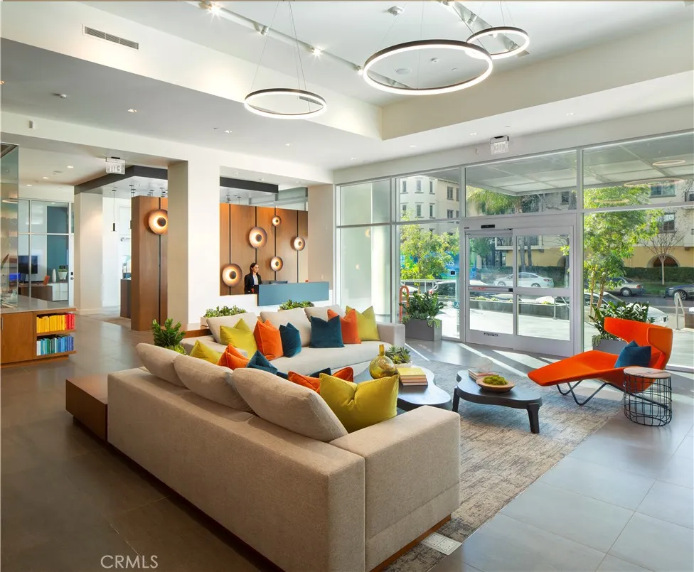 6200 Variel Avenue #528 Woodland Hills, CA 91367