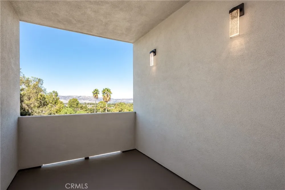 6800 Variel Avenue #204 Canoga Park, CA 91303