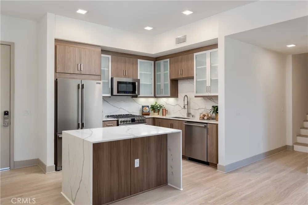 6800 Variel Avenue #204 Canoga Park, CA 91303