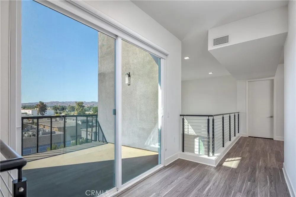6800 Variel Avenue #204 Canoga Park, CA 91303