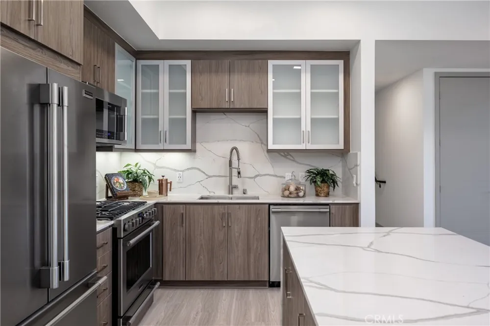 6800 Variel Avenue #204 Canoga Park, CA 91303