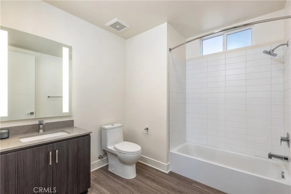6800 Variel Avenue #204 Canoga Park, CA 91303