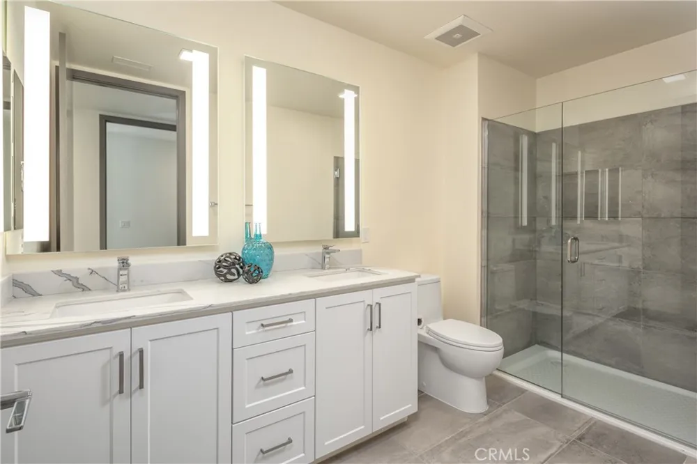 6800 Variel Avenue #204 Canoga Park, CA 91303