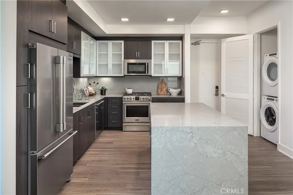 6800 Variel Avenue #204 Canoga Park, CA 91303