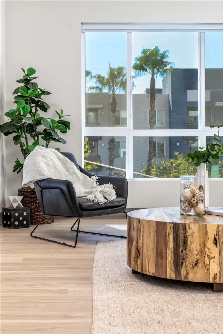 6800 Variel Avenue #204 Canoga Park, CA 91303