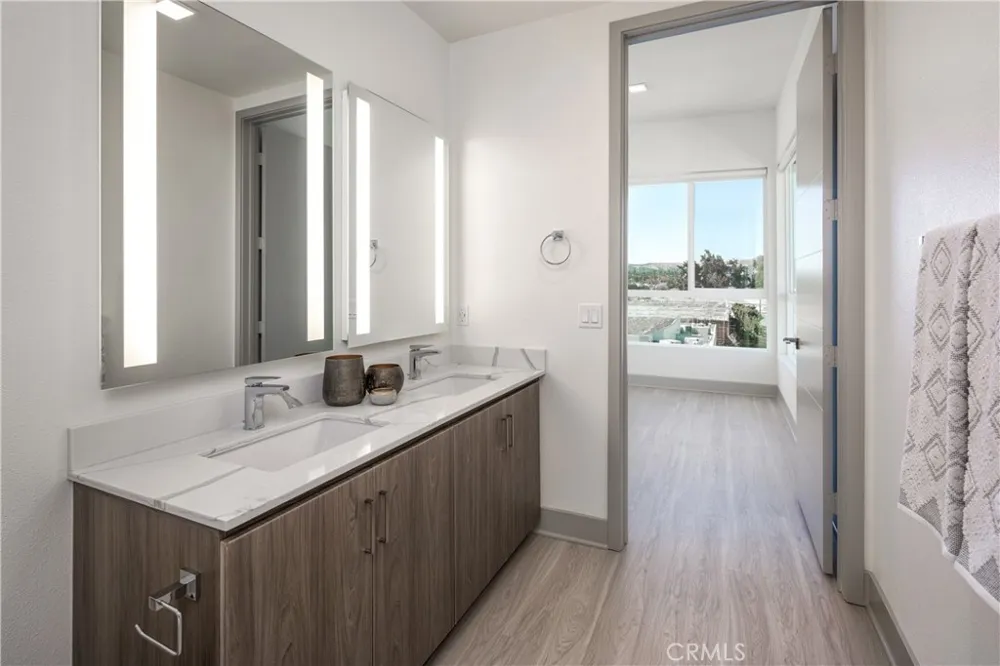 6800 Variel Avenue #204 Canoga Park, CA 91303